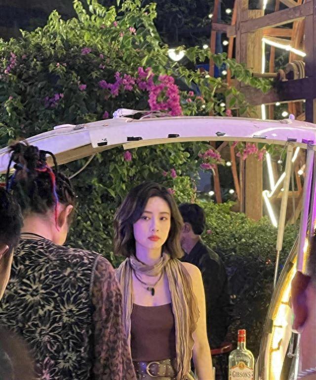 孟子义在柬埔寨拍戏被偶遇，穿吊带身材火辣，五官精致美翻天