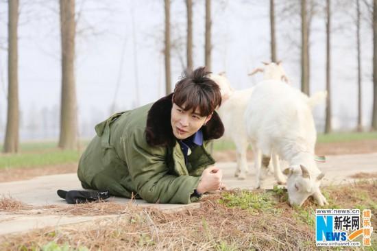 张艺兴《极挑4》曝光原名 放羊少年张加帅路边吃草