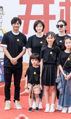 37岁蒋欣又发福，大腿变粗双下巴明显似路人，全程对助理臭脸