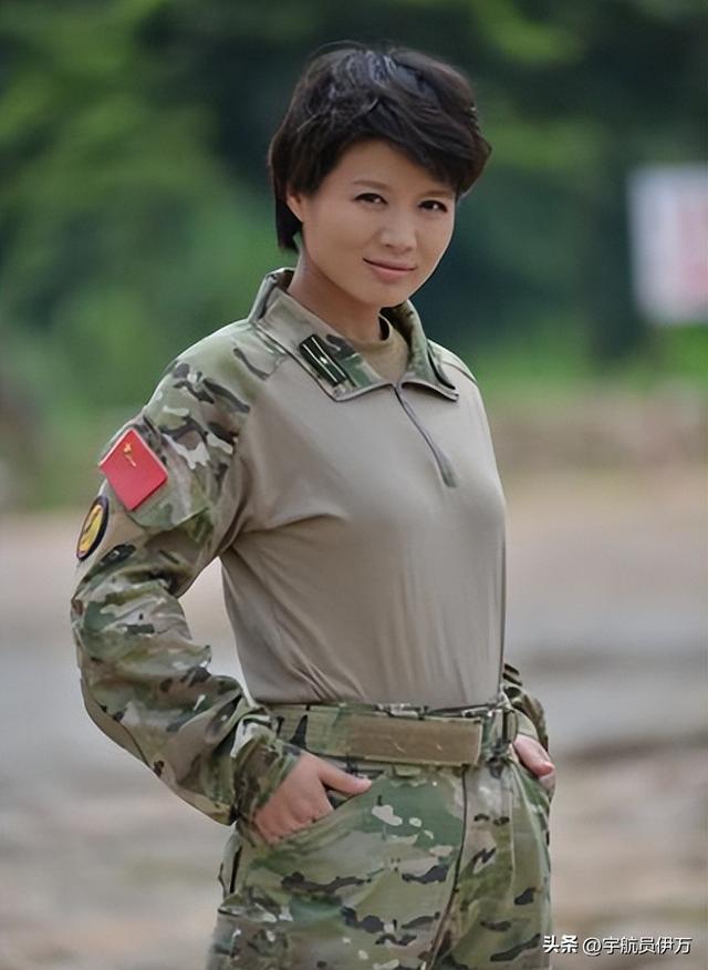 她是“军旅霸王花”，人美演技好却遭丈夫背叛，如今生活简单幸福