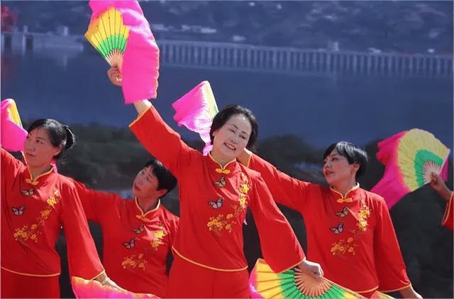 留守妇女与未婚男邻居的秘密情事：白天邻居，夜晚夫妻