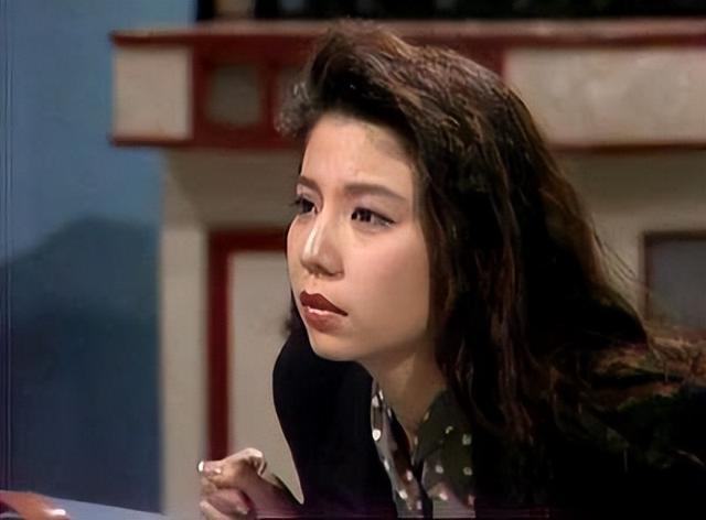 黄家驹唯一公开的女朋友，却被禁止出席葬礼，三十年过去终身不嫁