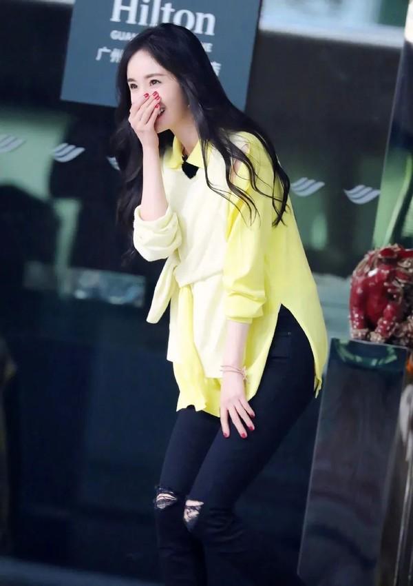 最近火了一种新穿法叫：“上半身少女，下半身欲女”，杨幂都上头