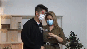 港媒指郑欣宜向男歌手许廷铿求婚，现场画面曝光，男方笑得站不稳