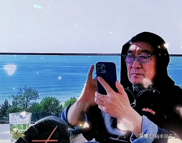 78岁李保田现身苍蝇小馆！上二楼毫不费劲，已定居山东威海养老