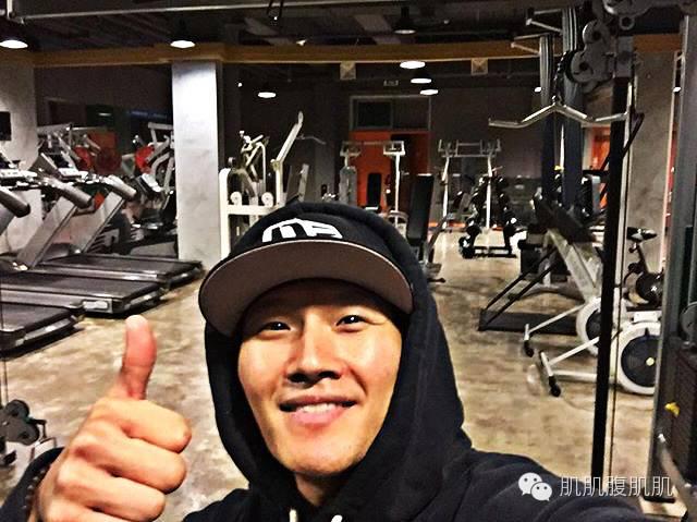 讨人喜欢｜金钟国的肌肉原来都是挨打打出来的