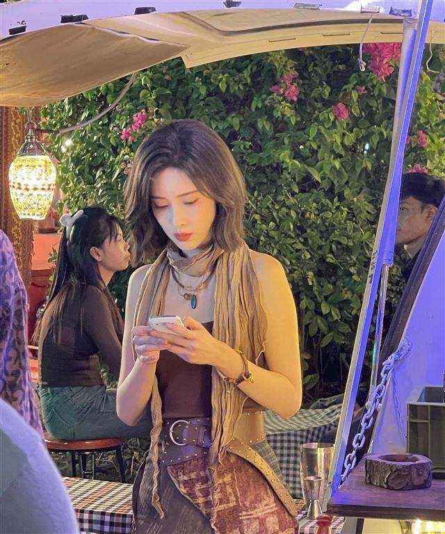 孟子义在柬埔寨拍戏被偶遇，穿吊带身材火辣，五官精致美翻天