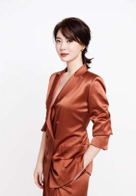 优里(43岁陈数真大胆，穿真空西装隐隐露出事业线，傲人身材性感又优雅)