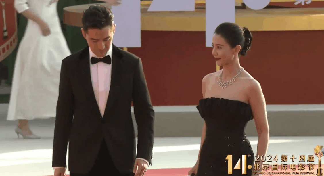 高圆圆眼波流转，顾盼生辉，一代佳人