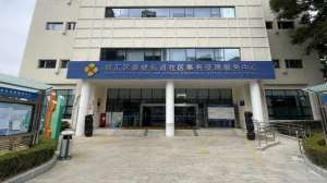 11万(11万居民面临身份证到期，徐汇警方多举措应对换证高峰)