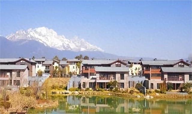 留守妇女与未婚男邻居的秘密情事：白天邻居，夜晚夫妻