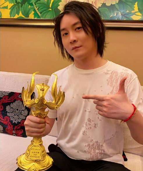 不求人张大仙罕见同台，跨界成为赛事主持人！不求人能否不落下风