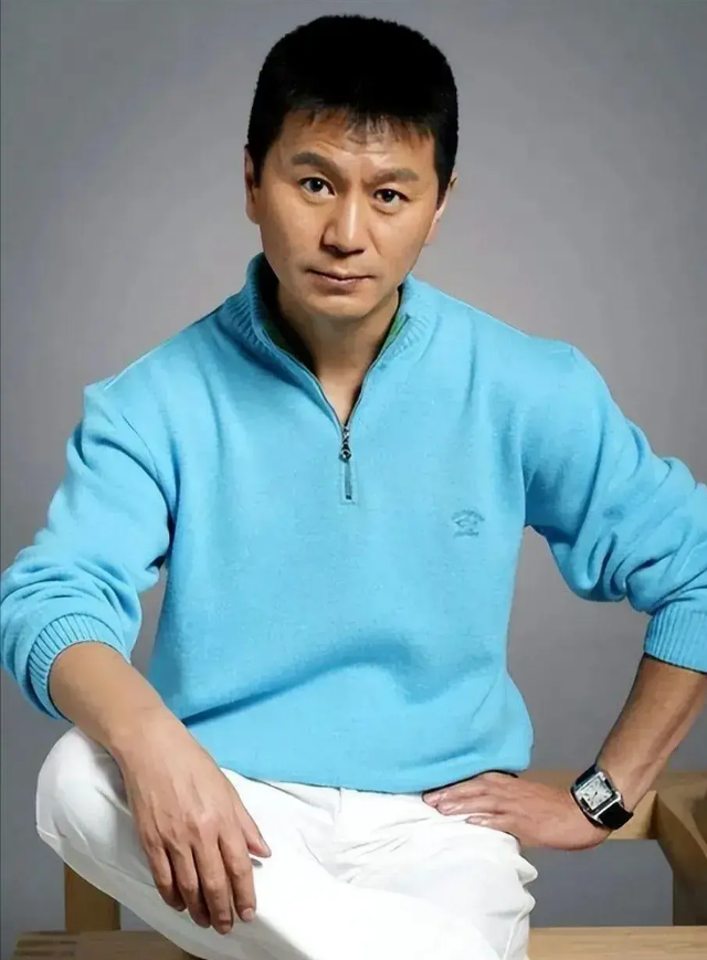 著名演员吴若甫：当红时被绑架，44岁娶22岁妻子，如今怎么样了？