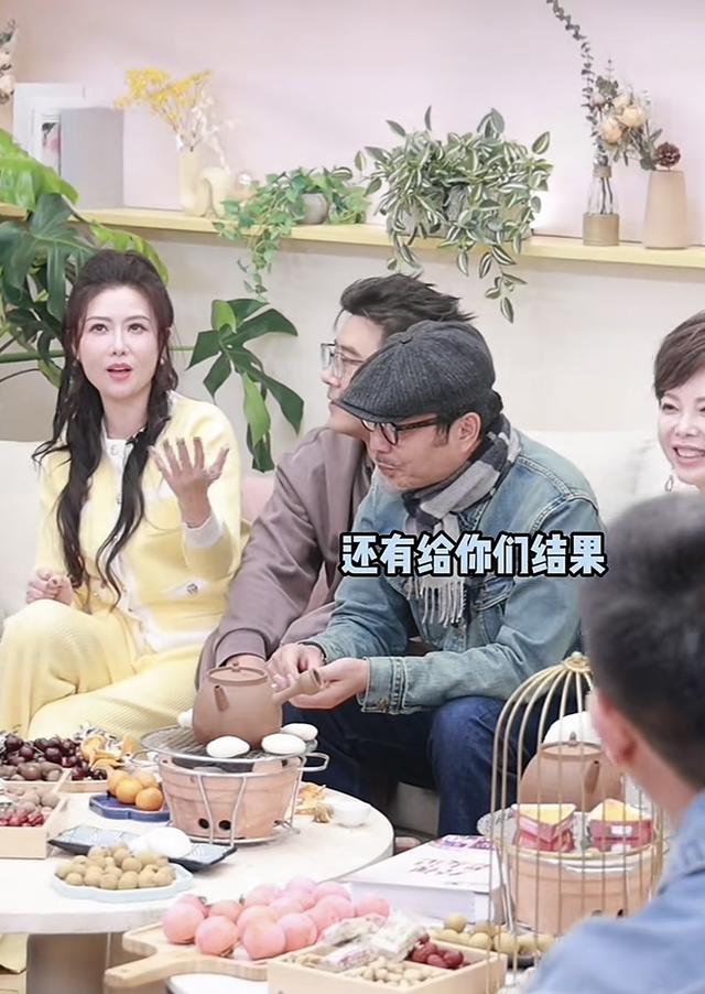 汪涵和仇晓坐一起不敢对视，马可看yoyo眼神拉丝，肢体细节不骗人