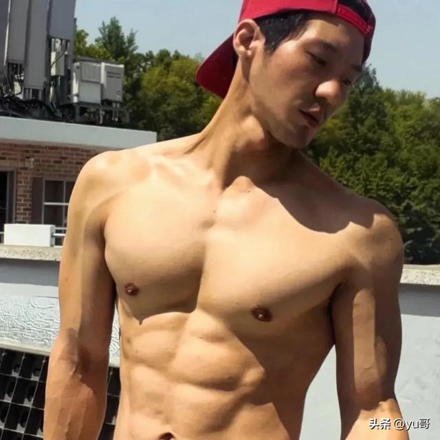 人夫感十足的韩国肌肉大叔，健美身材和成熟气质尽显魅力