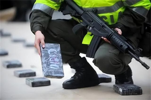 情妇揭秘哥伦比亚头号毒枭私生活：只关注女人的胸围，还有一怪癖