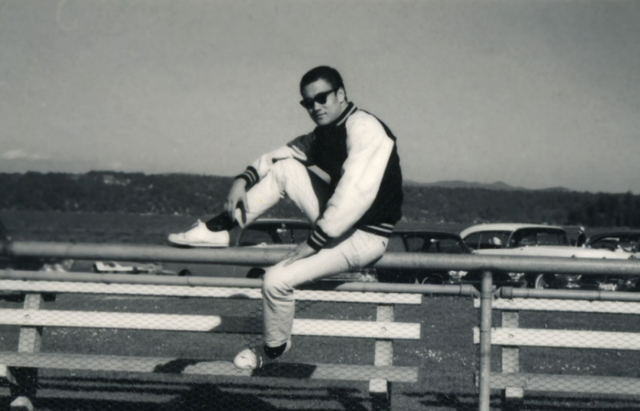 李小龙罕见旧照，一家四口老婆很漂亮，抱着女儿画面温馨