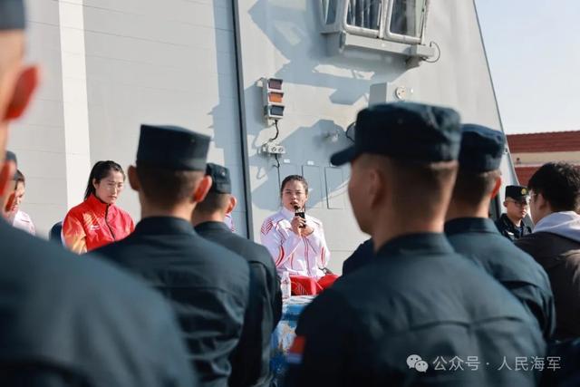 残奥会冠军登上海军舰艇，甲板秒变“追星现场”