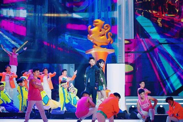 税子洺亮相大影节 燃唱《普通disco》嗨翻全场!