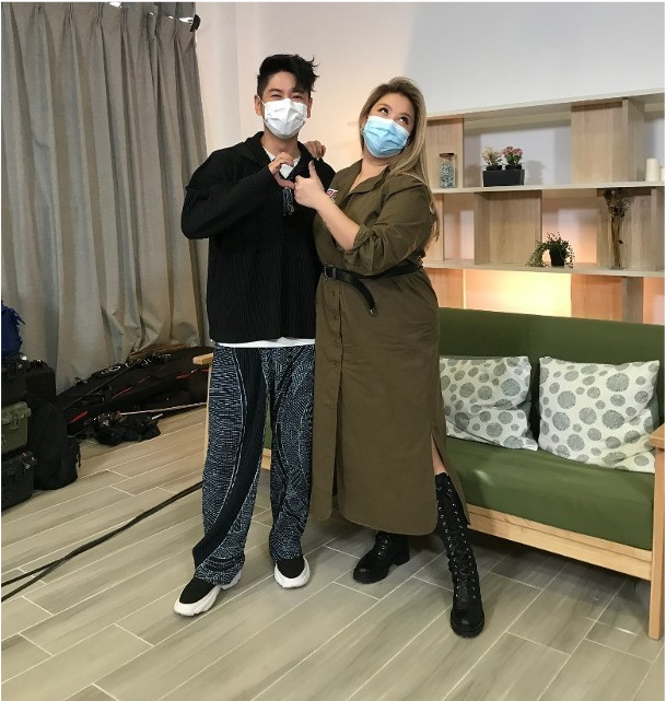 港媒指郑欣宜向男歌手许廷铿求婚，现场画面曝光，男方笑得站不稳