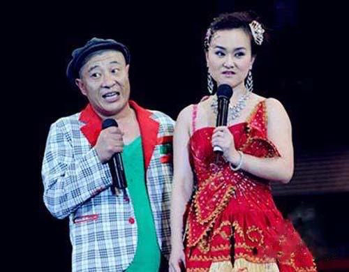 赵本山徒弟赵四大秀绝活，用嘴举起桌子转圈，倒立唱歌气息仍浑厚