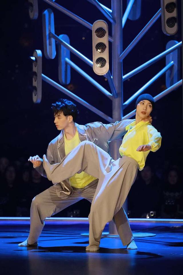 寸头、巧克力腹肌、大魔王……《舞蹈风暴》冠军谢欣：30岁的你更“丰满”