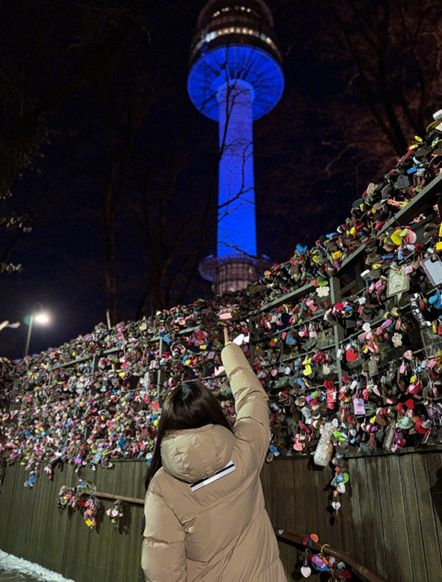 俞灏明与女友韩国甜蜜约会，王晓晨大方晒照，在一起一年超稳定
