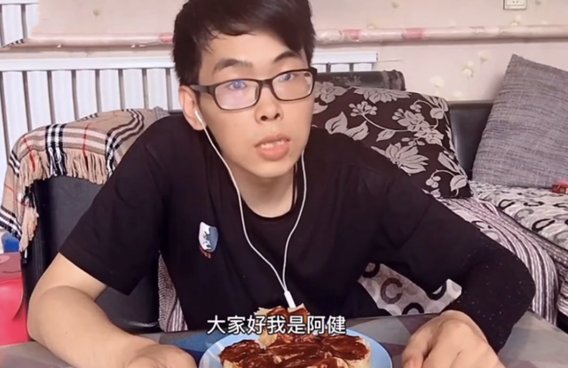 27岁网红“凌一赵信”病逝，为还房贷吃外卖，出院时开始说胡话