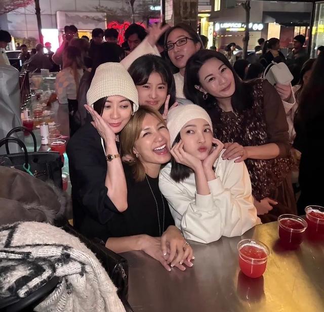 贾静雯带大女儿聚会，19岁梧桐妹唇钉抢眼，俩人不像母女似姐妹