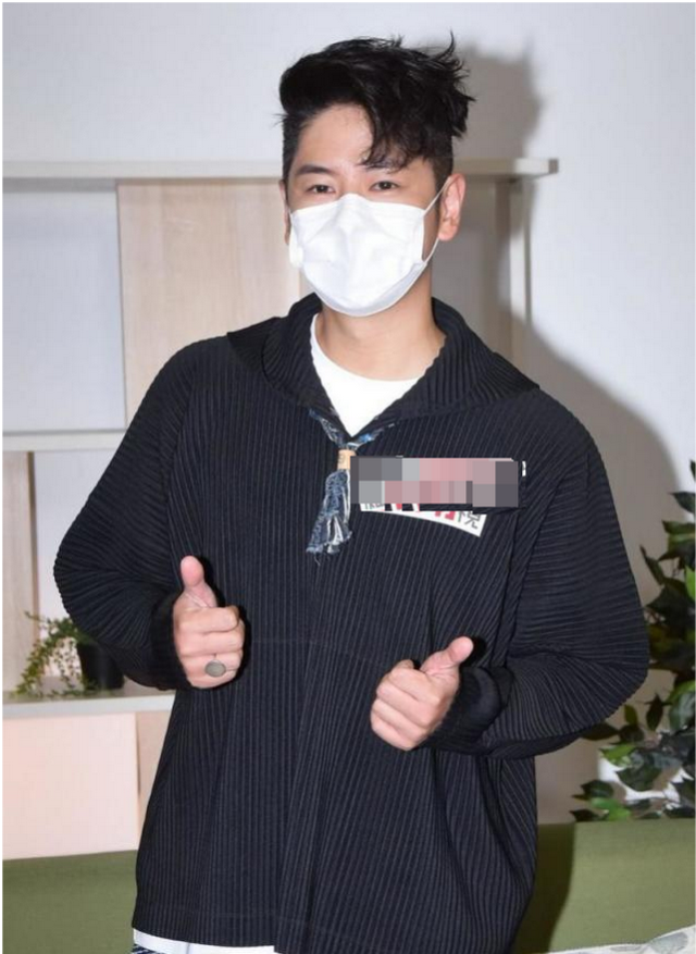 港媒指郑欣宜向男歌手许廷铿求婚，现场画面曝光，男方笑得站不稳