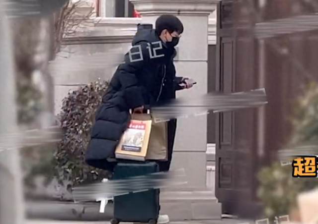 胡夏金晨恋情再添实锤,挽手遛狗同回女方家,为长辈带礼物被认可