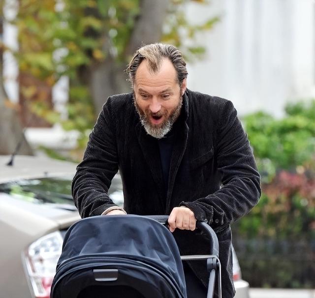 裘德洛:曾帅到掉渣,如今52岁油到不能看,6个孩子只有女儿像他