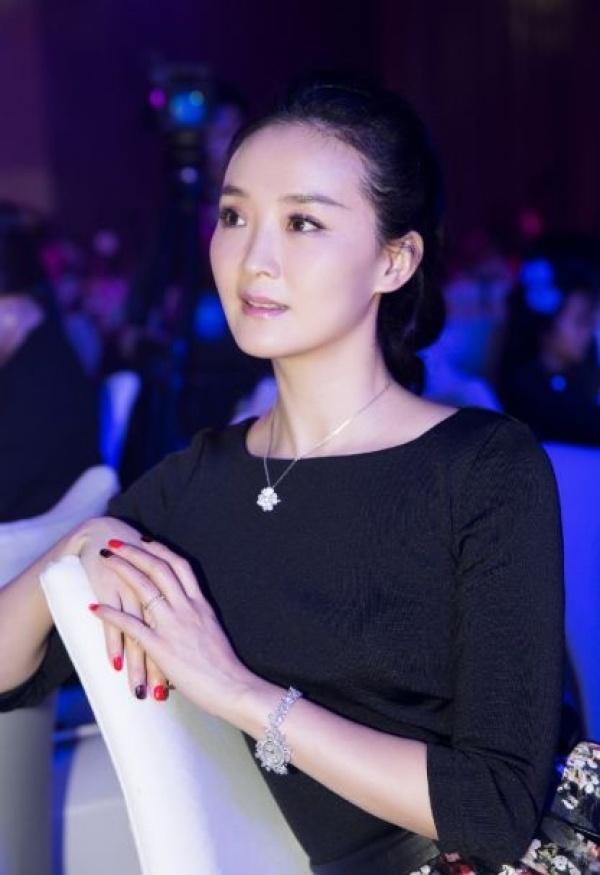 王艳终究是老了！高清镜头露真实状态，这才是45岁该有模样