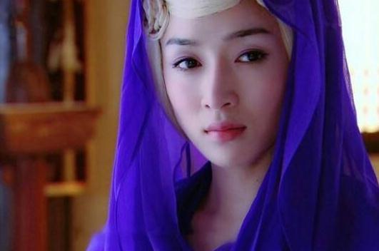 还记得《仙剑3》里的圣姑吗？白发变青丝的那刻，被天使吻过