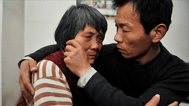 老婆出差去外地，我与岳母同住，却意外发现其不为人知的“秘密”