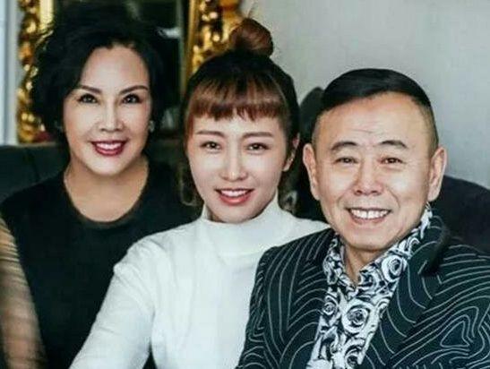 蔡明之子丁丁:36岁还未婚,是蔡明的骄傲也是她的心病