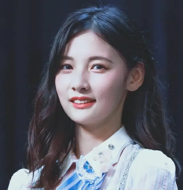 鞠婧祎罕见旧照曝光，面目扁平发量少被队友艳压，三人变化有点大