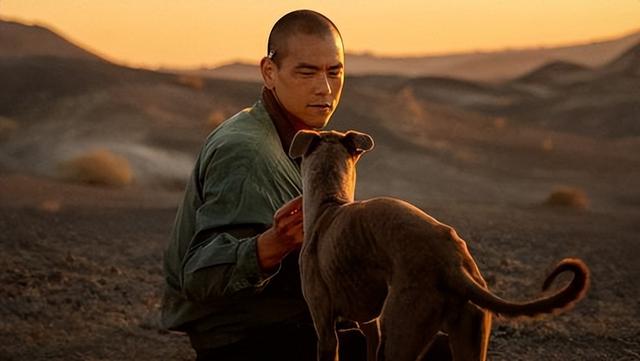 《狗阵》：彭于晏的臀，二郎神的狗，消逝的旧镇