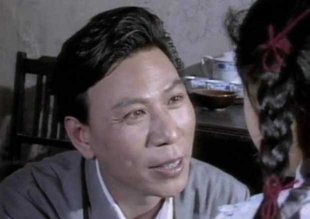 刘少奇特型演员郭法曾偶遇刘平平，请她抽烟，刘接过：我听我爸的