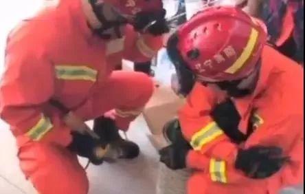 报告消防员蜀黍：这里有人卡住了......