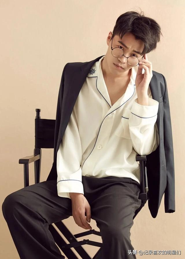 孟瑞自带贵族气质，阳光帅气迷人十足。演技精湛，才华横溢！