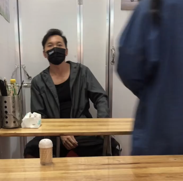 54岁邹兆龙内地拍戏，与女友人到小店吃肠粉接地气，妻儿定居国外