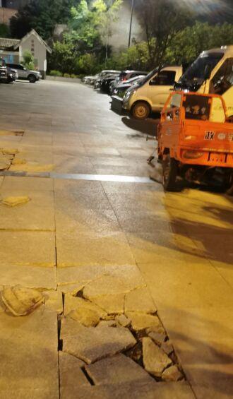 四川蓬安市民反映广场乱停车“地面到处压得稀烂”，当地回应已启动修复