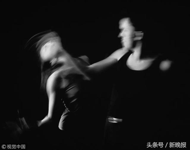 弟弟涉嫌强奸，姐姐却跑去逼受害者干这事，结果也被抓了