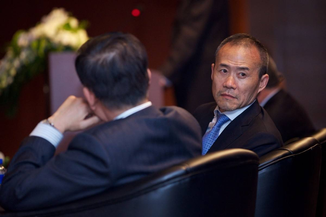 万科王石69岁再得幼女，每月退休金可领100万，妻子比他小30岁