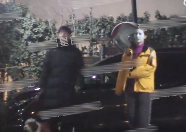 胡夏金晨恋情再添实锤,挽手遛狗同回女方家,为长辈带礼物被认可