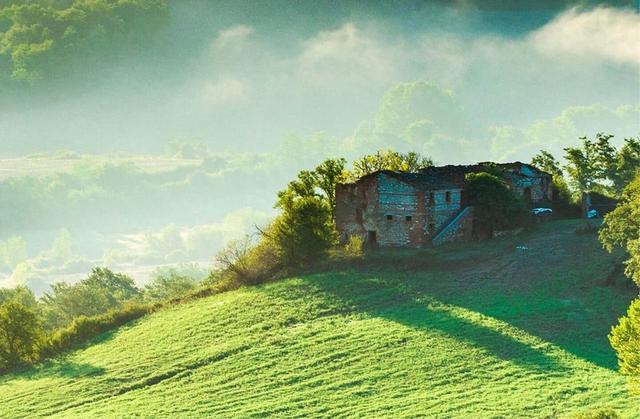 留守妇女与未婚男邻居的秘密情事：白天邻居，夜晚夫妻