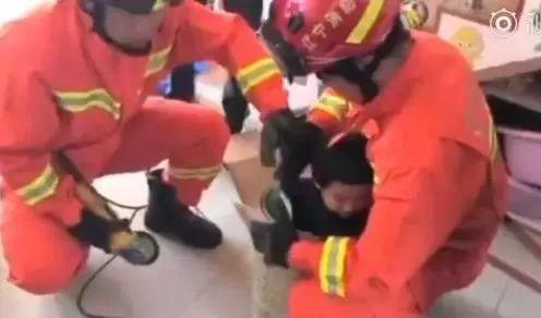 报告消防员蜀黍：这里有人卡住了......