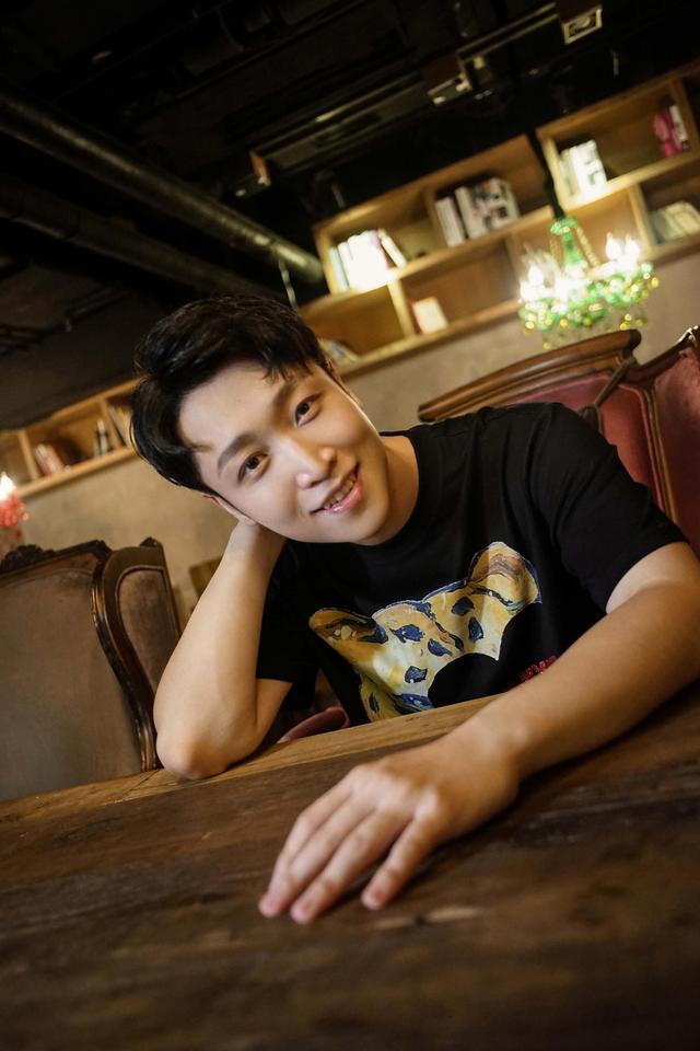 张海宇咖啡店大片曝光 帅气绽笑颜阳光有型