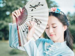 恶爷(小说：钱财被恶爷奶惦记，她无奈搬出傻子夫君，当众打脸贪心亲戚)